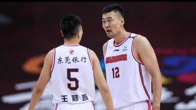 就在这时，陆昊天看着叶忠全，冷声质问：老东西，考虑的怎么样了？我们殿主的条件你是答应还是拒绝？。